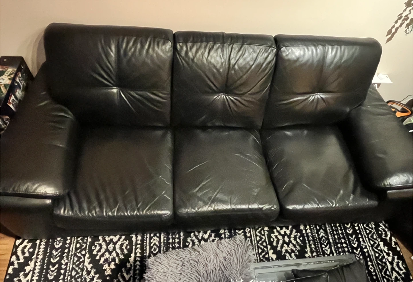 Black 3-Seater Leather Sofa with throw pillows and blanket - photo 2