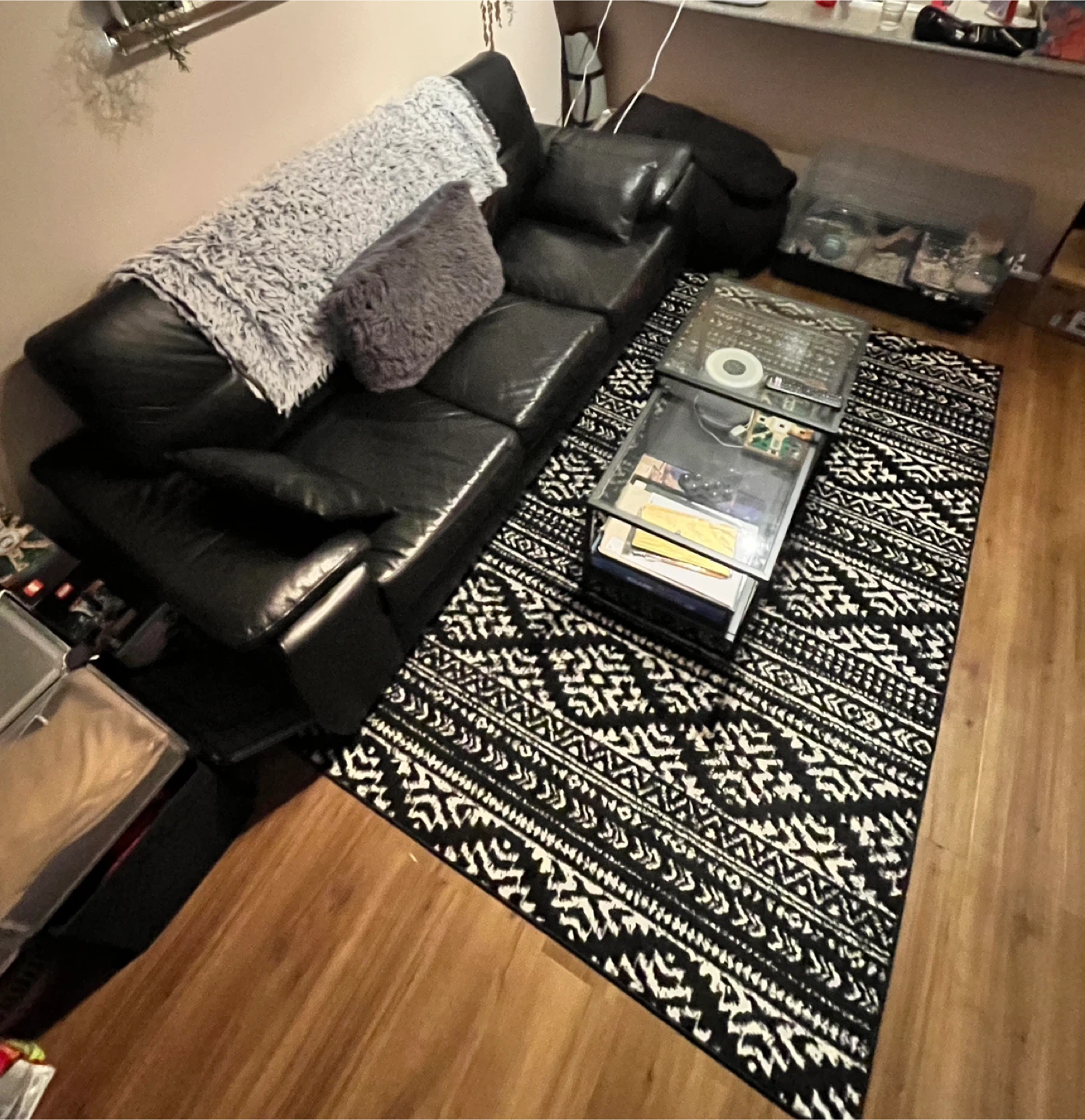 Black 3-Seater Leather Sofa with throw pillows and blanket - photo 3