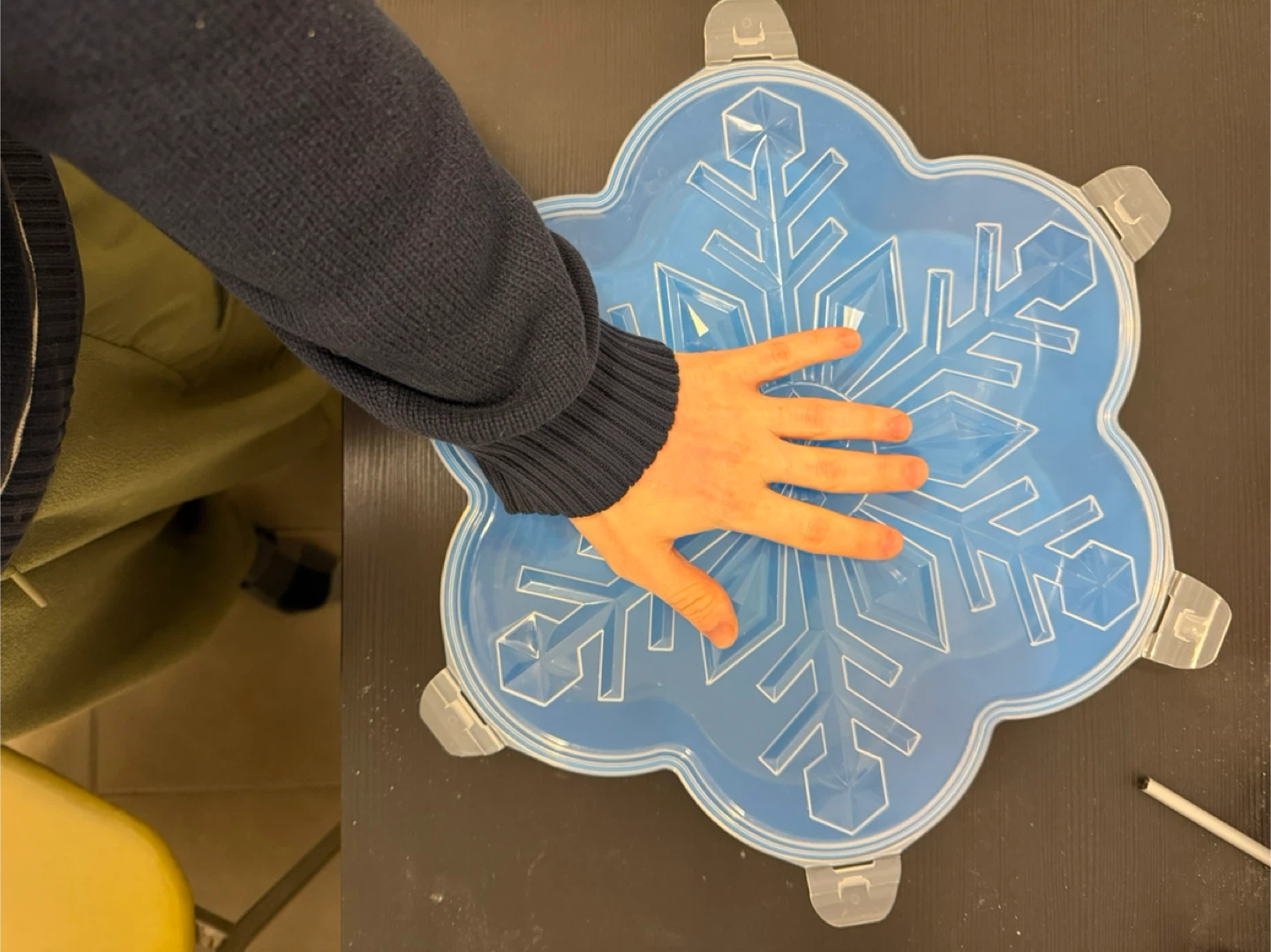 Giant Snowflake Tupperware Container – Winter / Holiday - photo 4