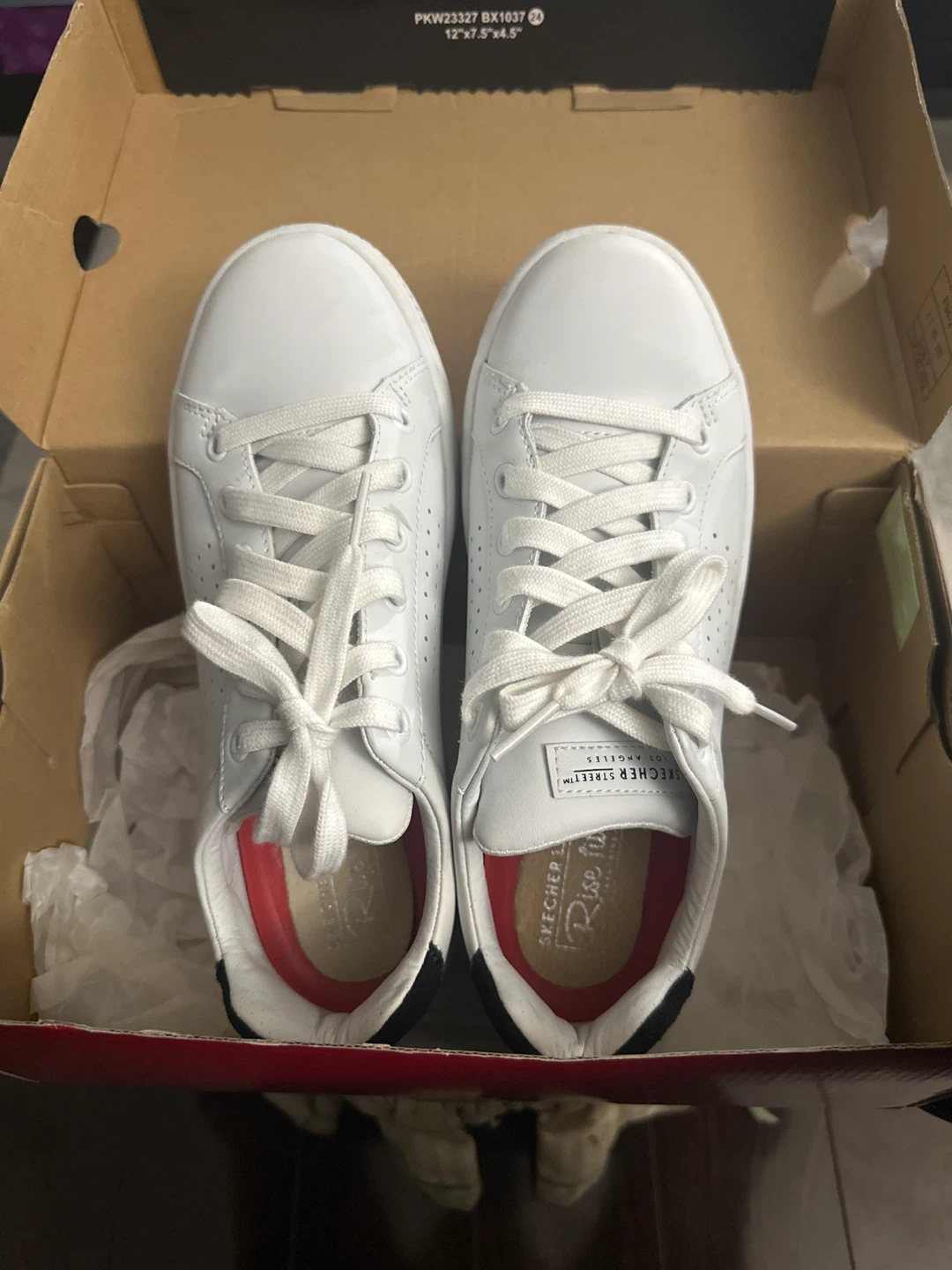 White Skechers Women's Sneakers - Size 6