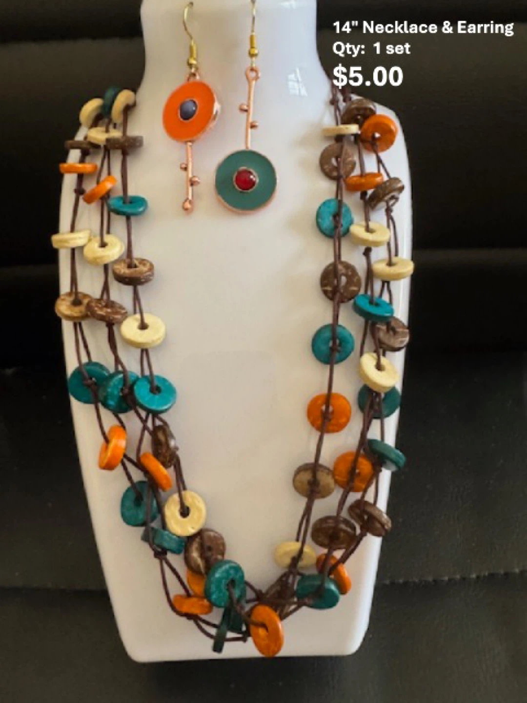 Various beautiful necklaces - photo 2