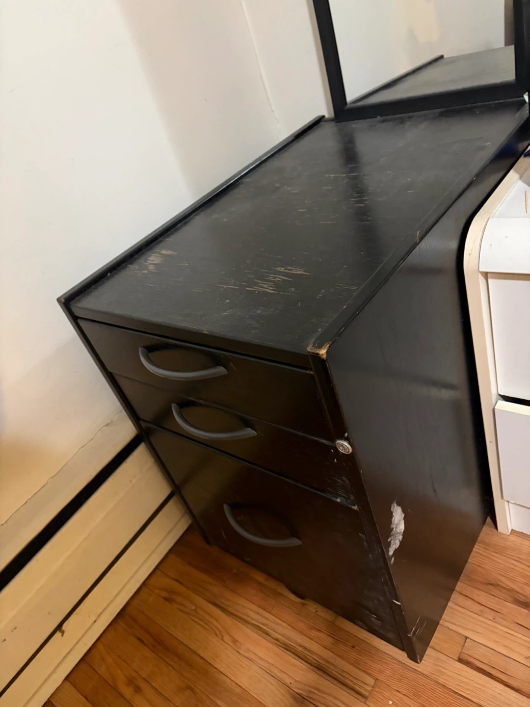 Free- Nightstand with 3 drawers & wheels - photo 2