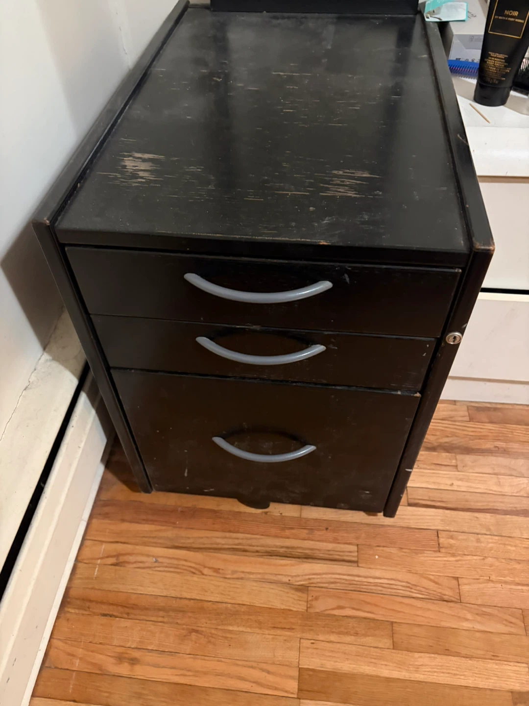 Free- Nightstand with 3 drawers & wheels