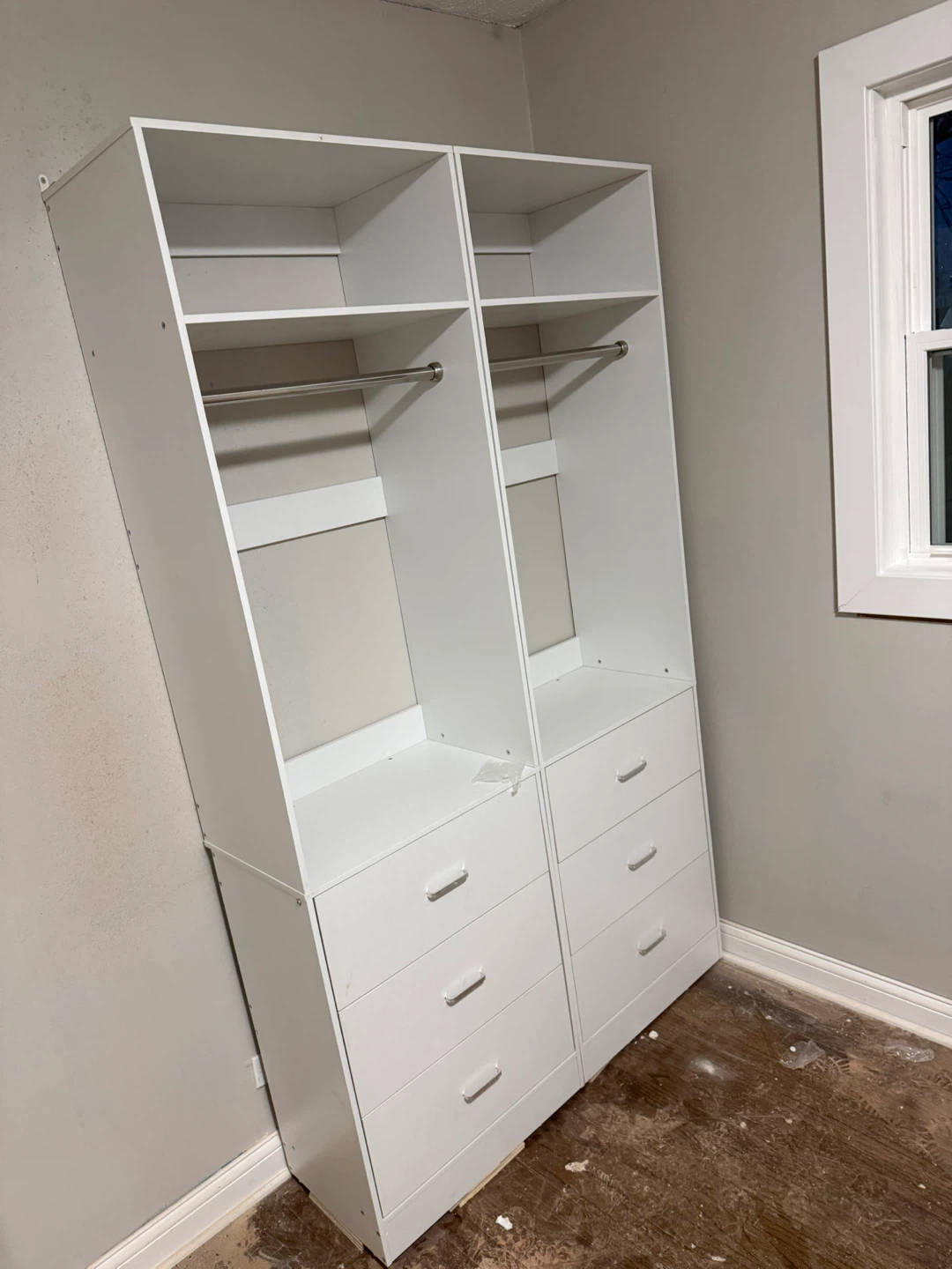 Outlet - drywall- paint - railing - dock - floor………. - photo 2