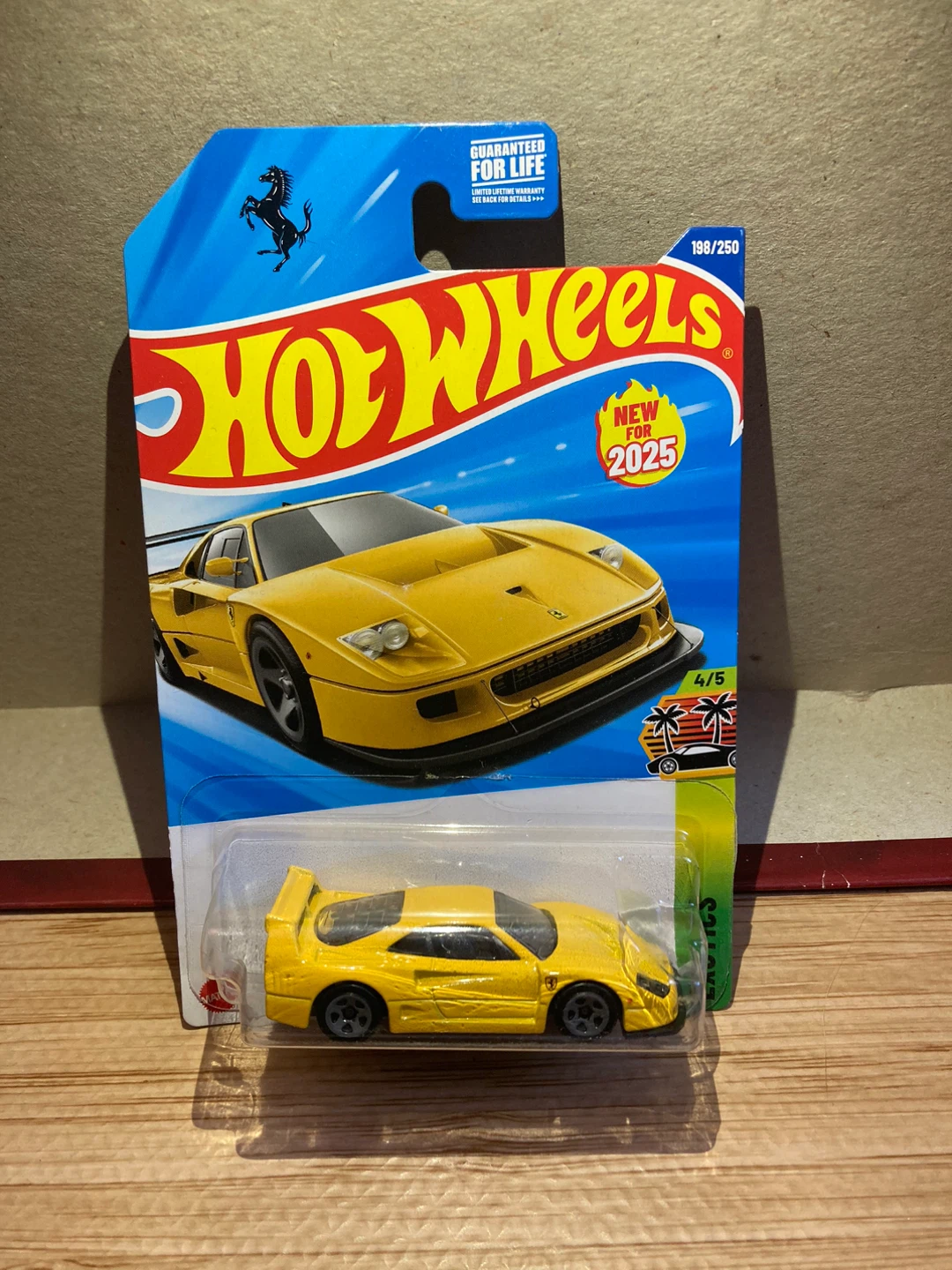 Hot Wheels / Ferrari F40 Competizione / Yellow