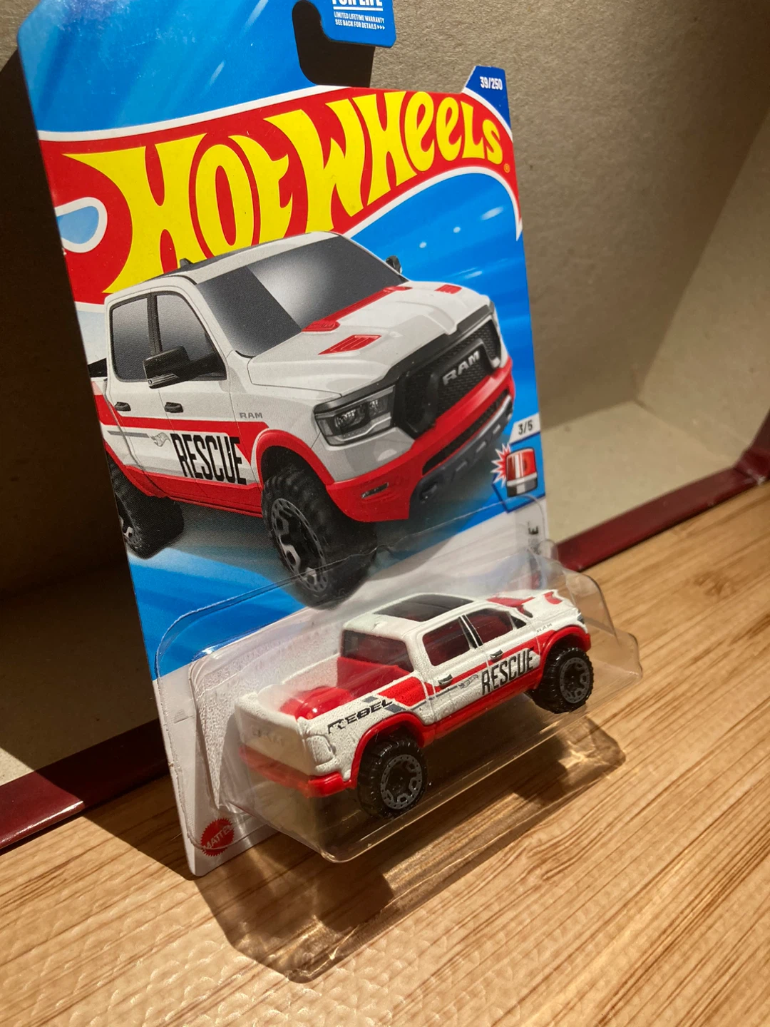 Hot Wheels / 2020 Ram 1500 Rebel Rescue / White - photo 3