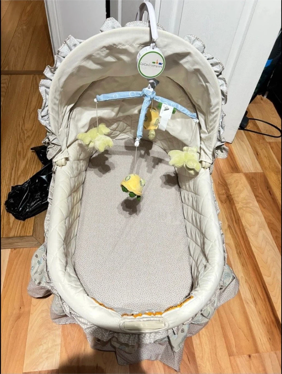 New Baby Bassinet with Mobile - photo 2