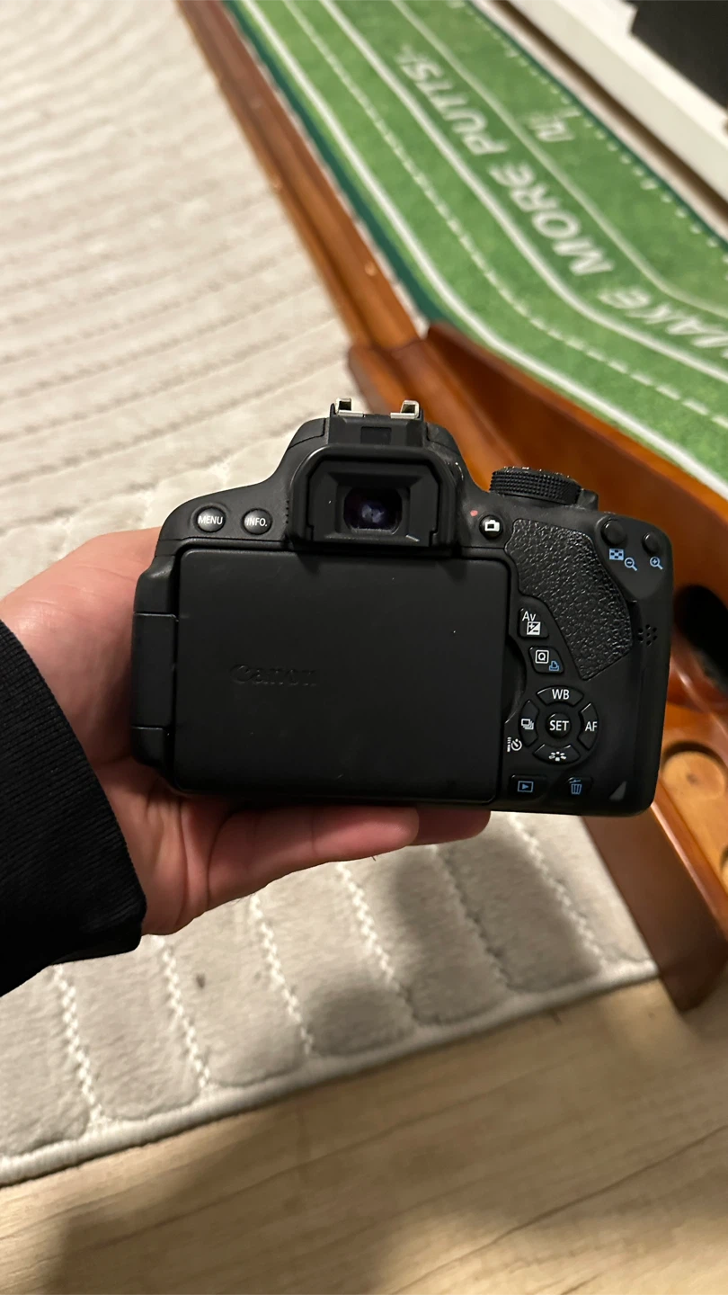 Canon EOS 700D Digital Camera with 2 Lenses and Bag - photo 4