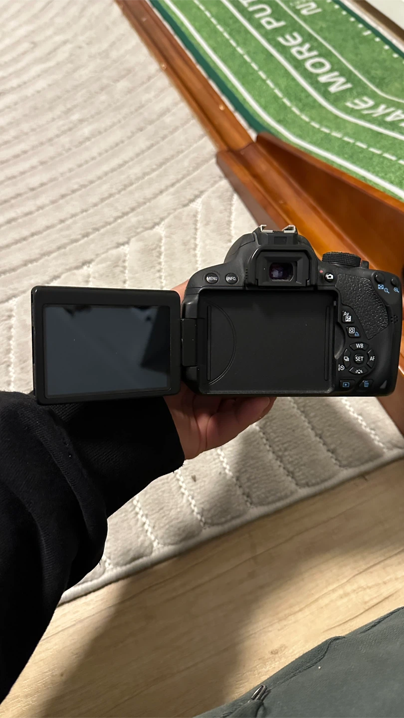 Canon EOS 700D Digital Camera with 2 Lenses and Bag - photo 5