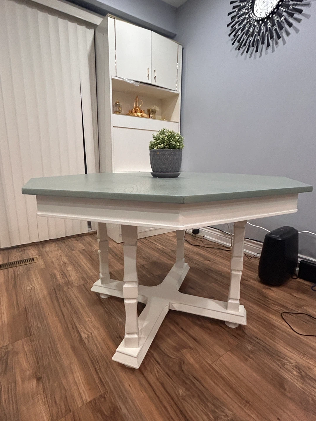 Charming Vintage-Style Dining Table - photo 4