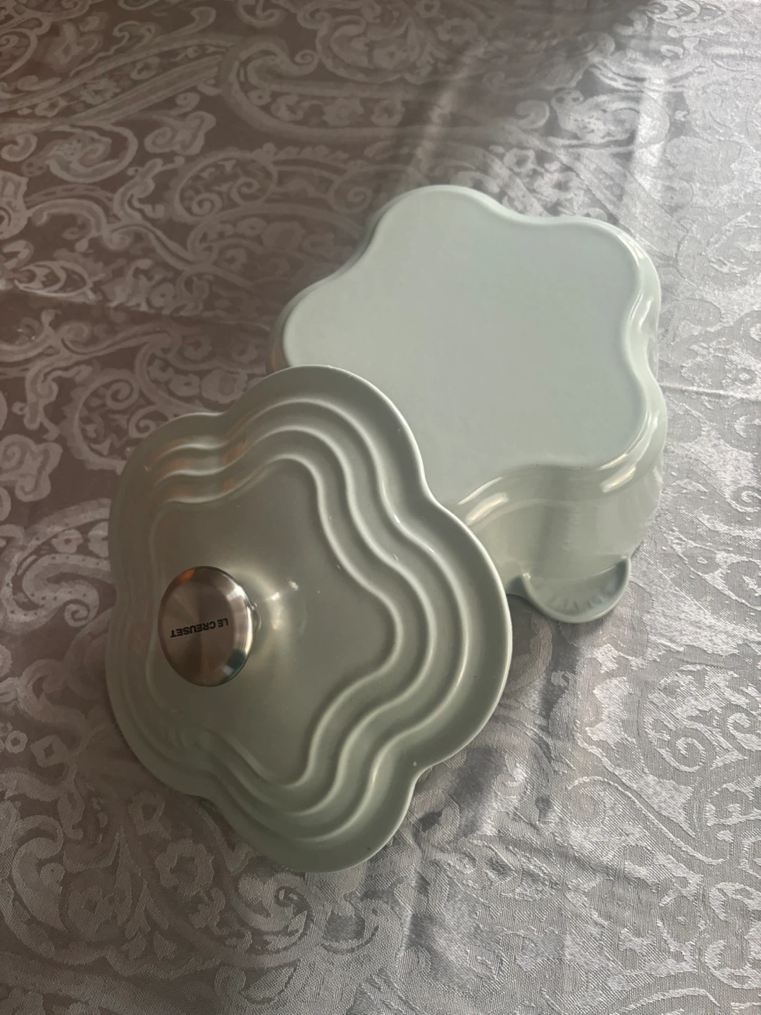 Le Creuset Flower Shaped Pot - photo 3