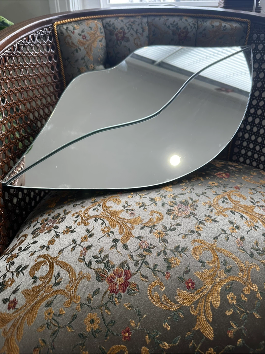 Lips Shaped Mirror - photo 2