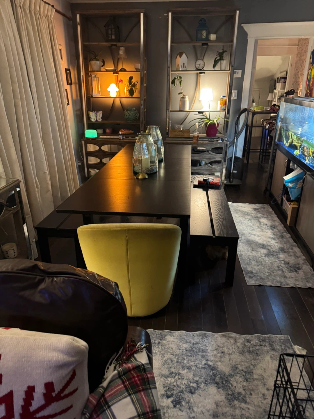 Extendable dining table with 2 leaves