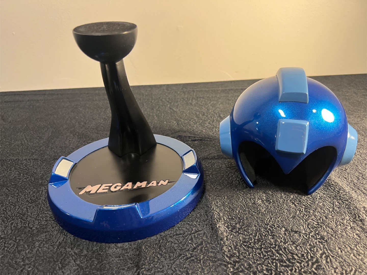 Mega Man Collector's Edition Quality Resin Light-Up Helmet - photo 5