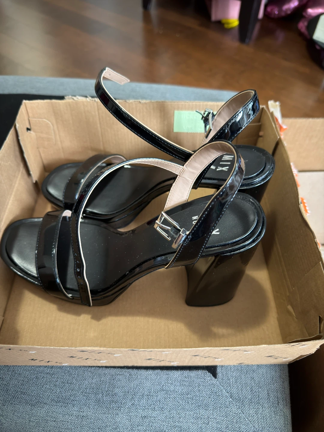 Size 9 black heels brand new never worn - photo 2