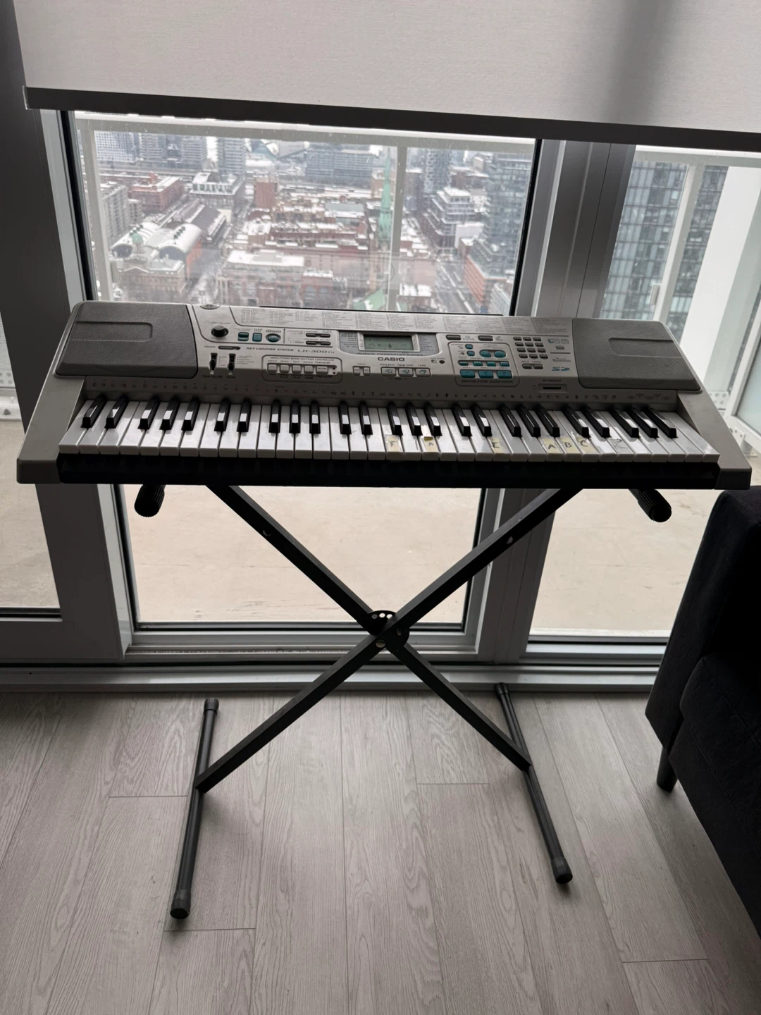 Casio LK 300tv Light-Up Keyboard + Stand