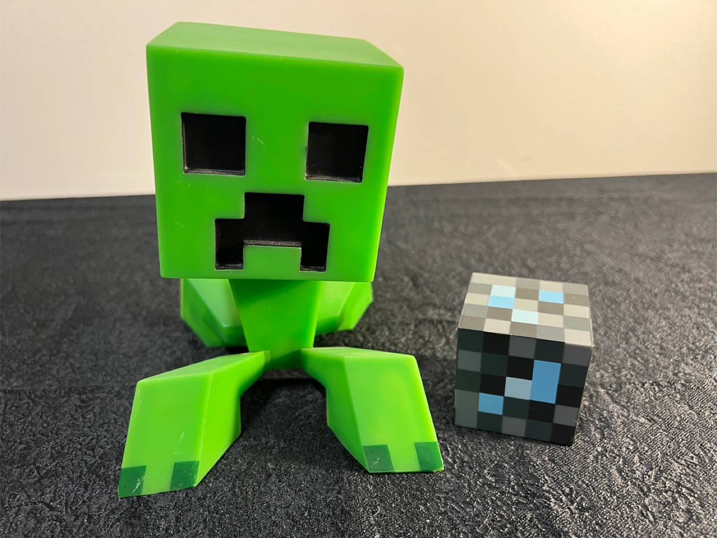 Minecraft Creeper Vinyl figure from JINX MOJANG out of box)