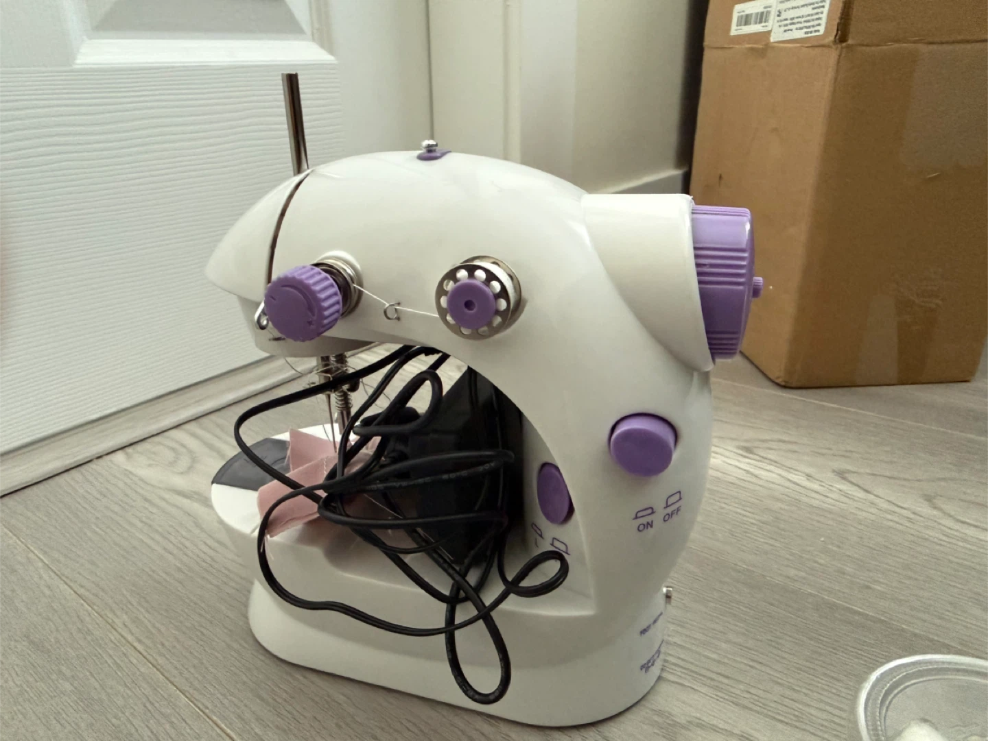 White Mini Sewing Machine - photo 3