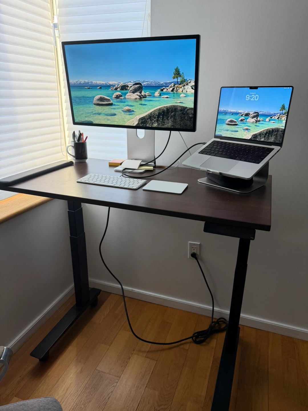 Adjustable standing desk