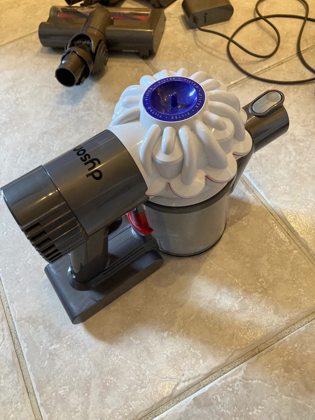 Dyson cordless vac (for parts) - photo 3