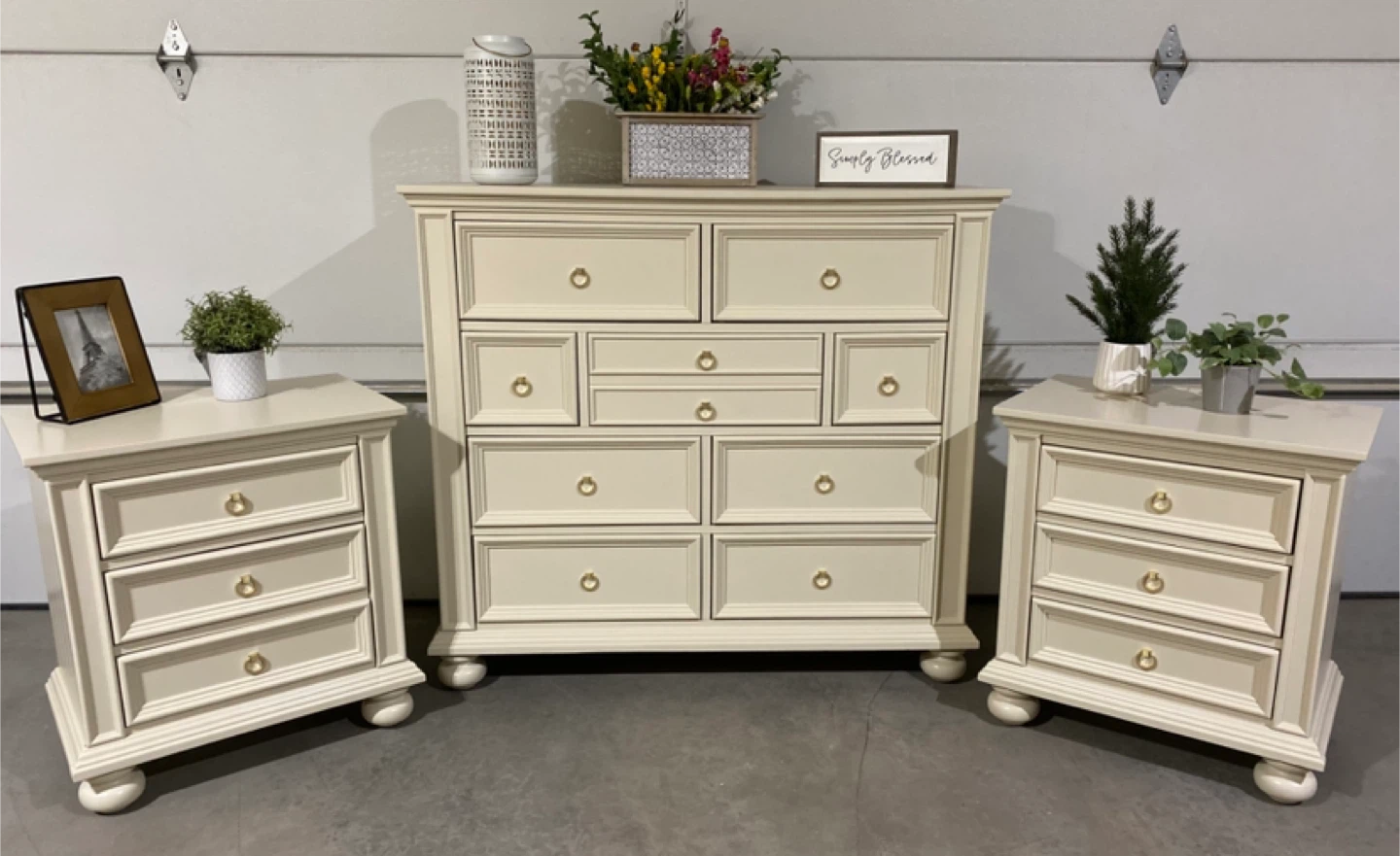 Beautiful bedroom set Dresser & King Nightstands Linen & Gold