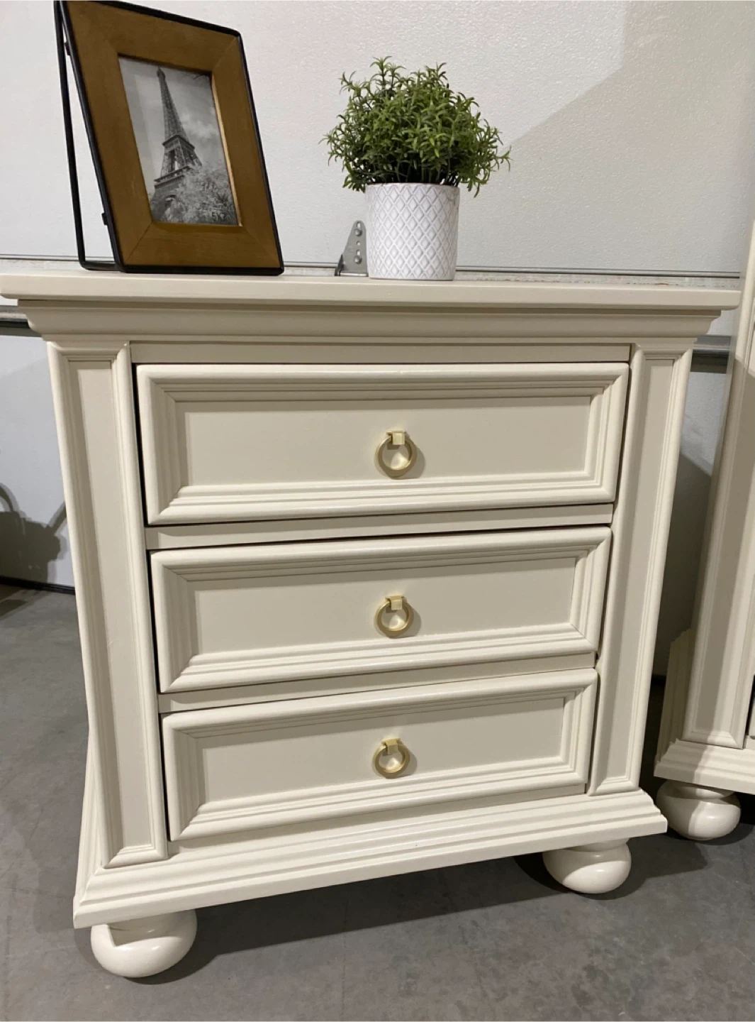 Beautiful bedroom set Dresser & King Nightstands Linen & Gold - photo 4