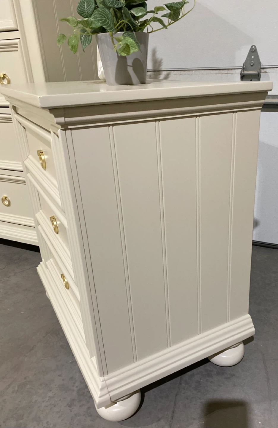 Beautiful bedroom set Dresser & King Nightstands Linen & Gold - photo 5
