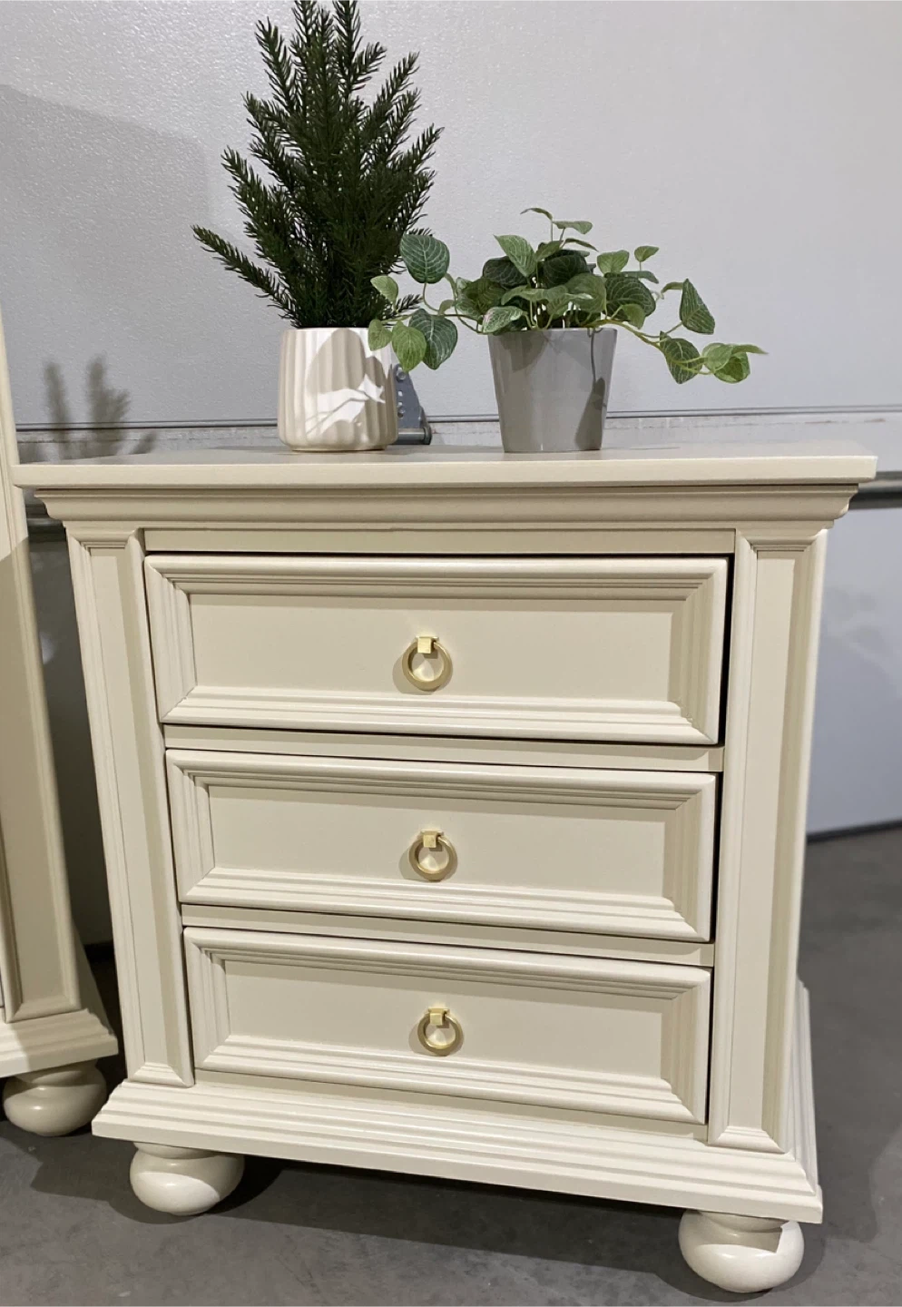 Beautiful bedroom set Dresser & King Nightstands Linen & Gold - photo 3