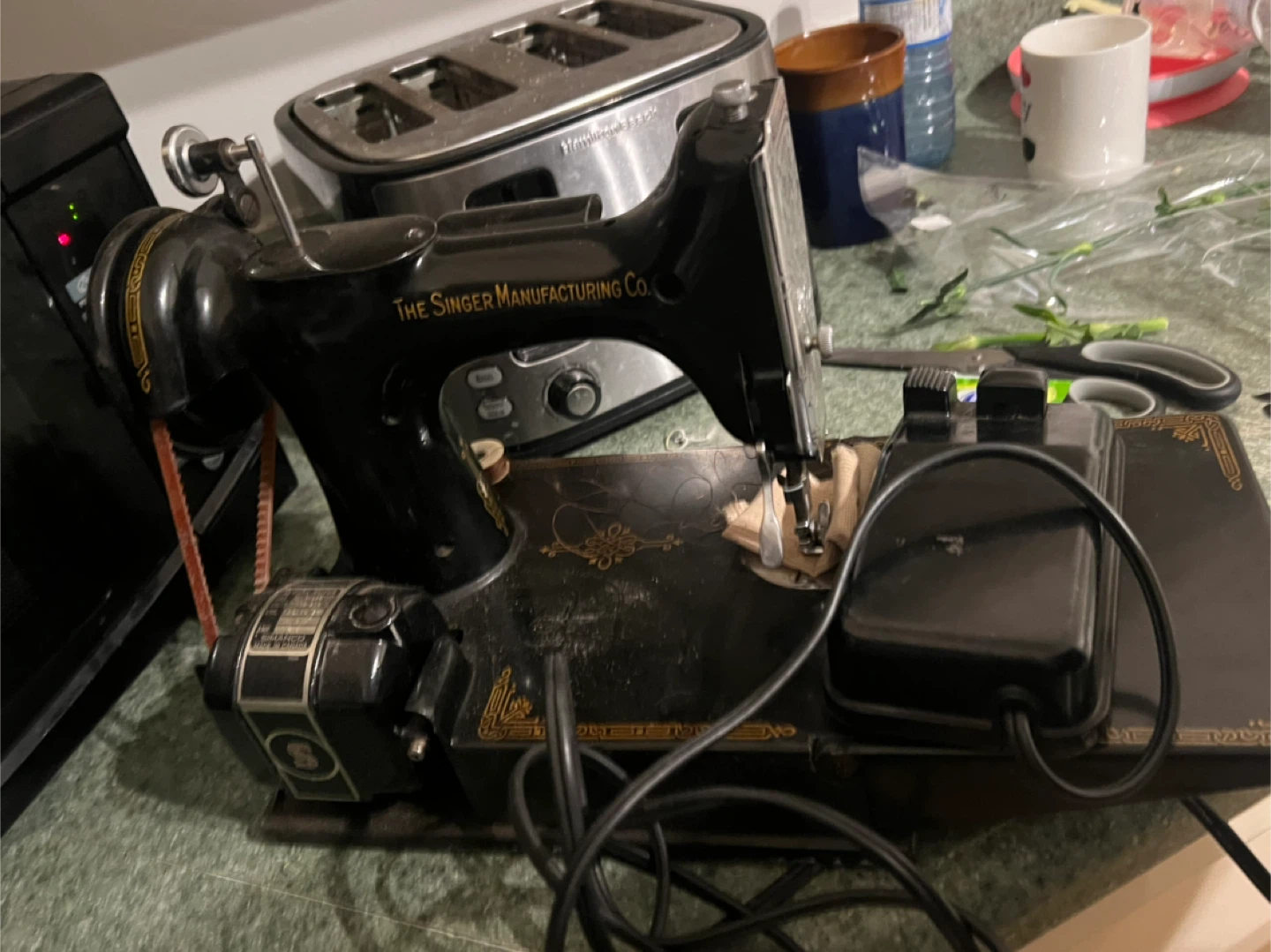 Vintage Black Singer Sewing Machine - photo 2