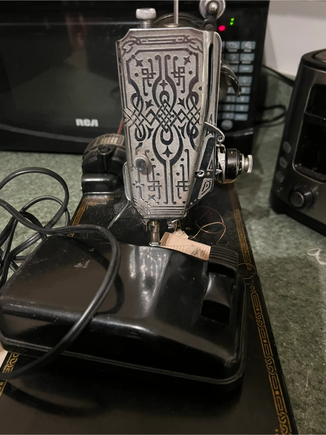 Vintage Black Singer Sewing Machine - photo 3