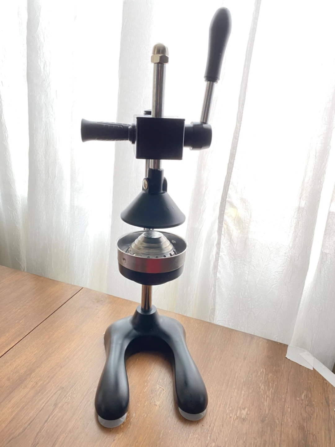 Manual lever juice press