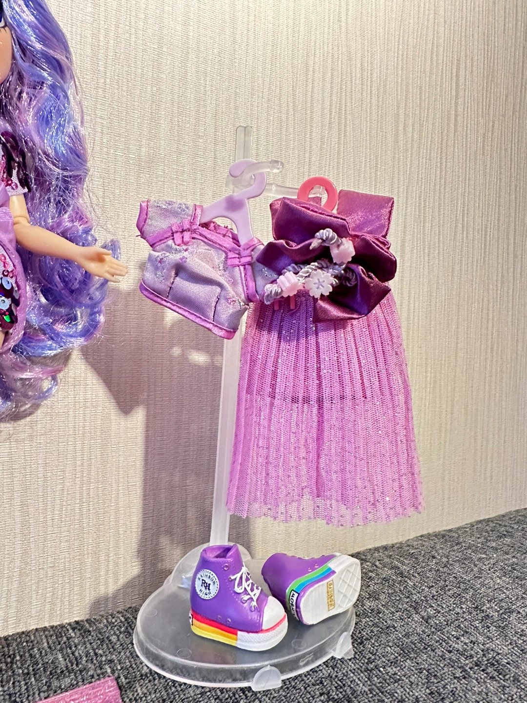 Good value Rainbow High Violet Willow Doll with Accessories - photo 5