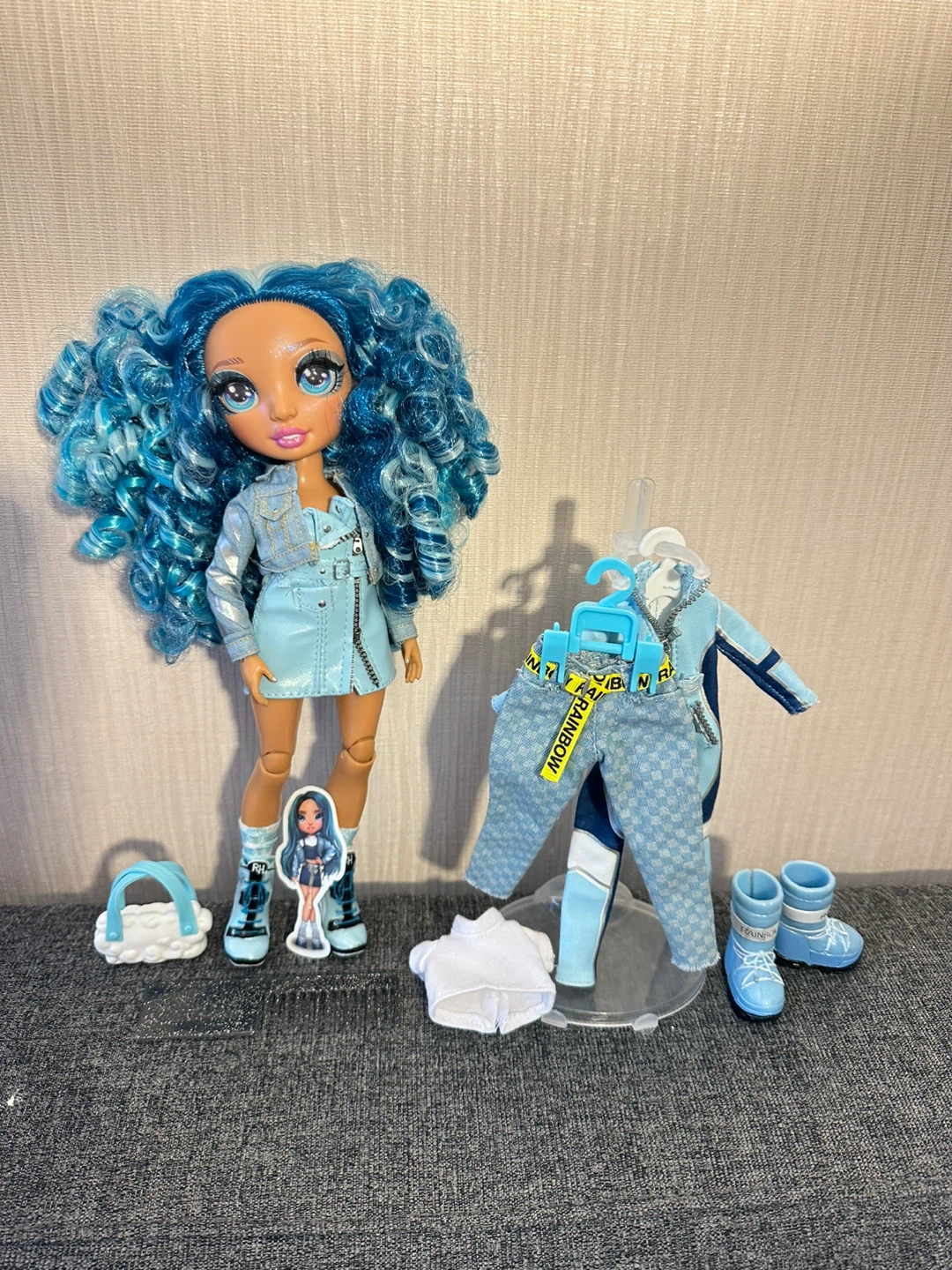 $25 UNTIL MARCH 2 Rainbow High Doll Skyler with Blue Outfits - photo 3