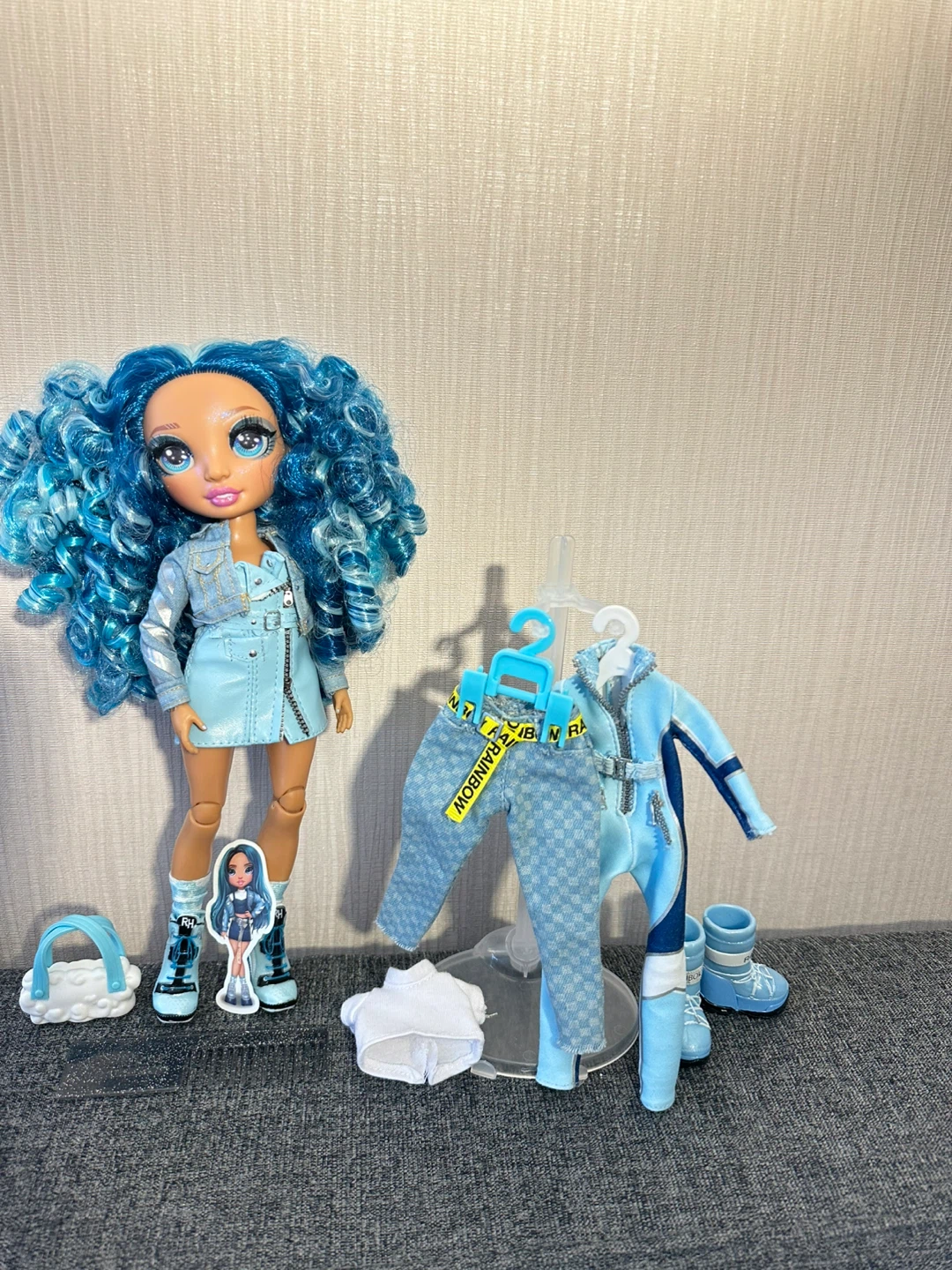 $25 UNTIL MARCH 2 Rainbow High Doll Skyler with Blue Outfits - photo 4