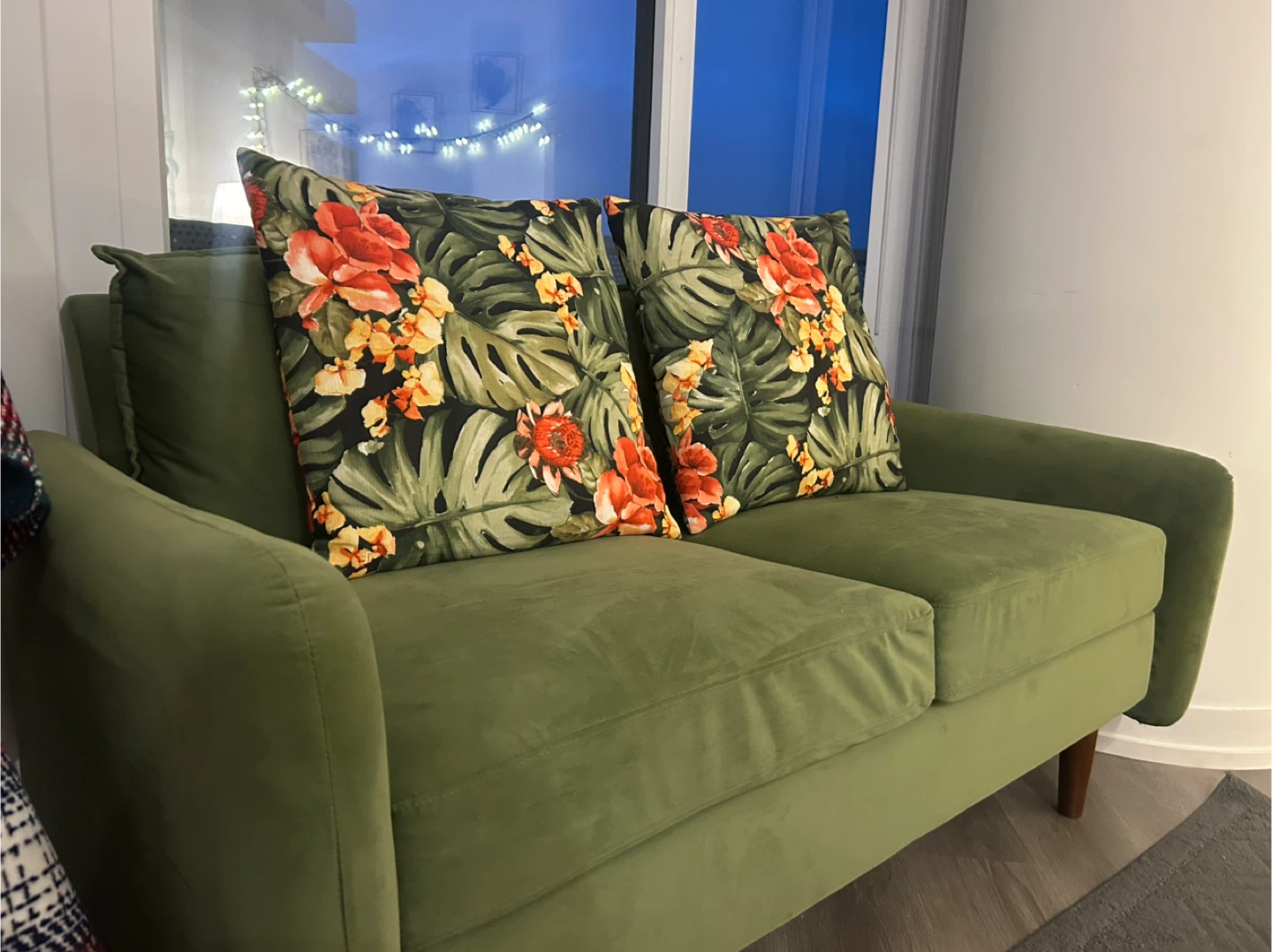 Green Velvet Loveseat with Tropical Print Pillows -33.1" - photo 2