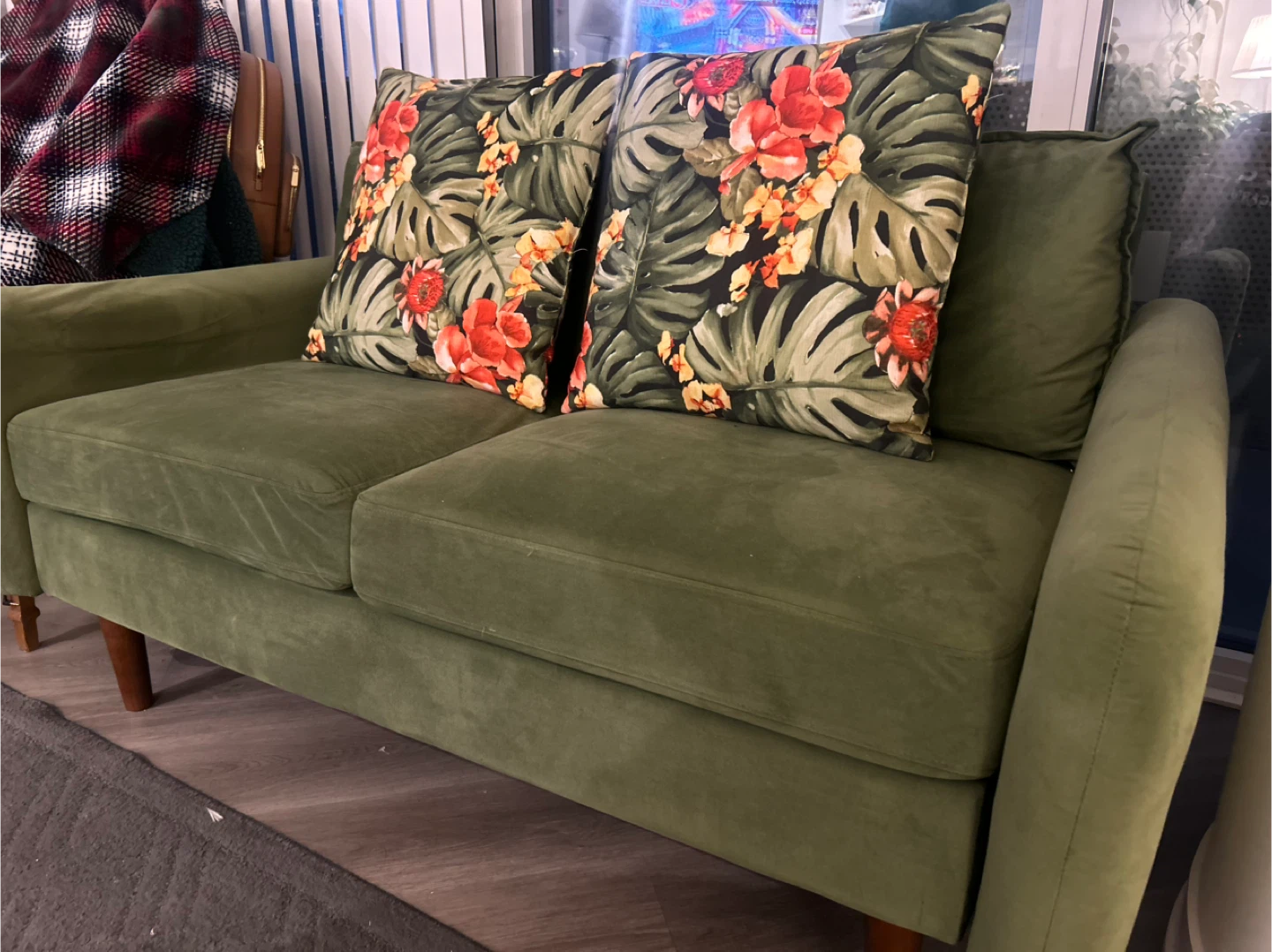 Green Velvet Loveseat with Tropical Print Pillows -33.1" - photo 3