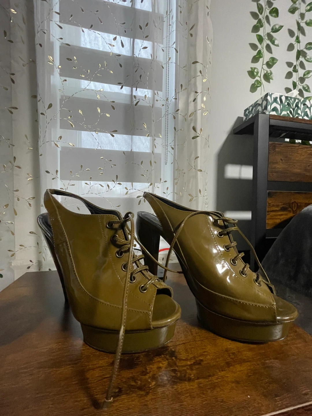 Burberry Patent Leather Lace-Up Platform Heels Size 39 - photo 3