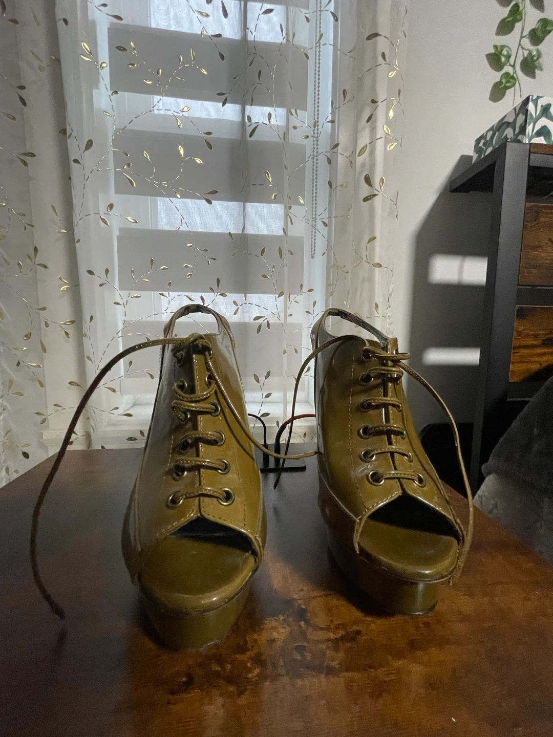 Burberry Patent Leather Lace-Up Platform Heels Size 39 - photo 2