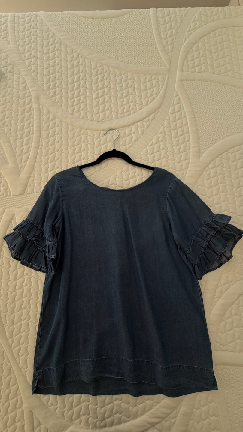 Denim tee with ruffled sleeves