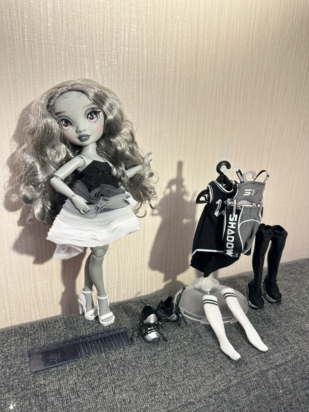 Good value Shadow High Doll Nicole Steel with Accessories - photo 4