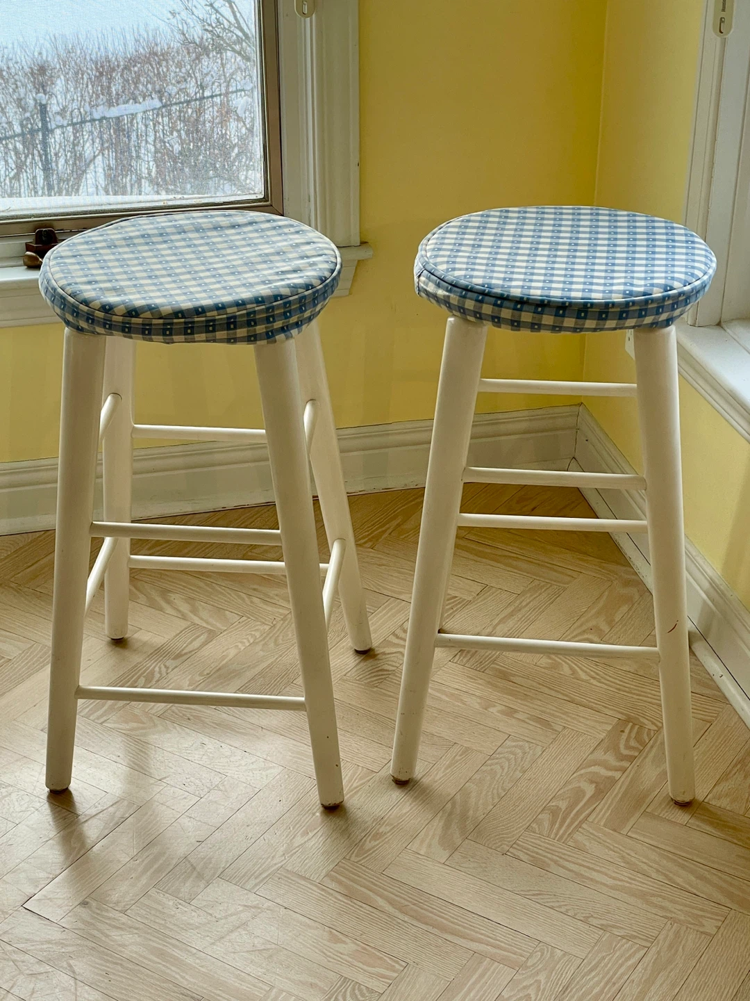 Pair of white bar stools with removable blue gingham cushions - photo 2