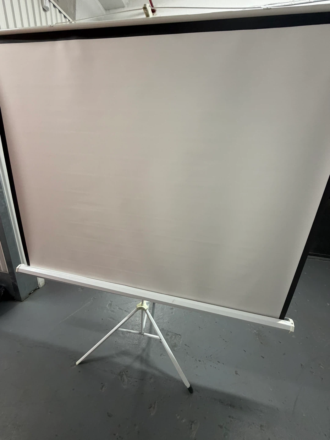 Tripod Projector Screen
