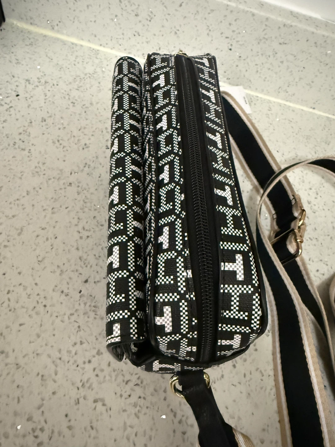 Tommy Hilfiger Monogram Camera Bag - photo 4