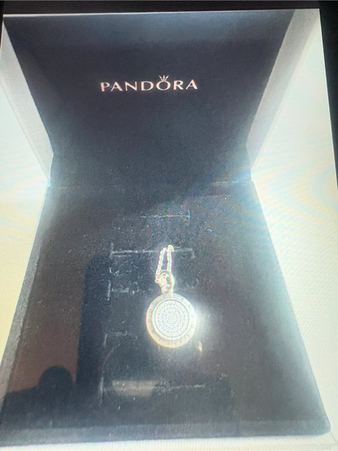 Collier Pandora avec pendentif rond serti de brillants