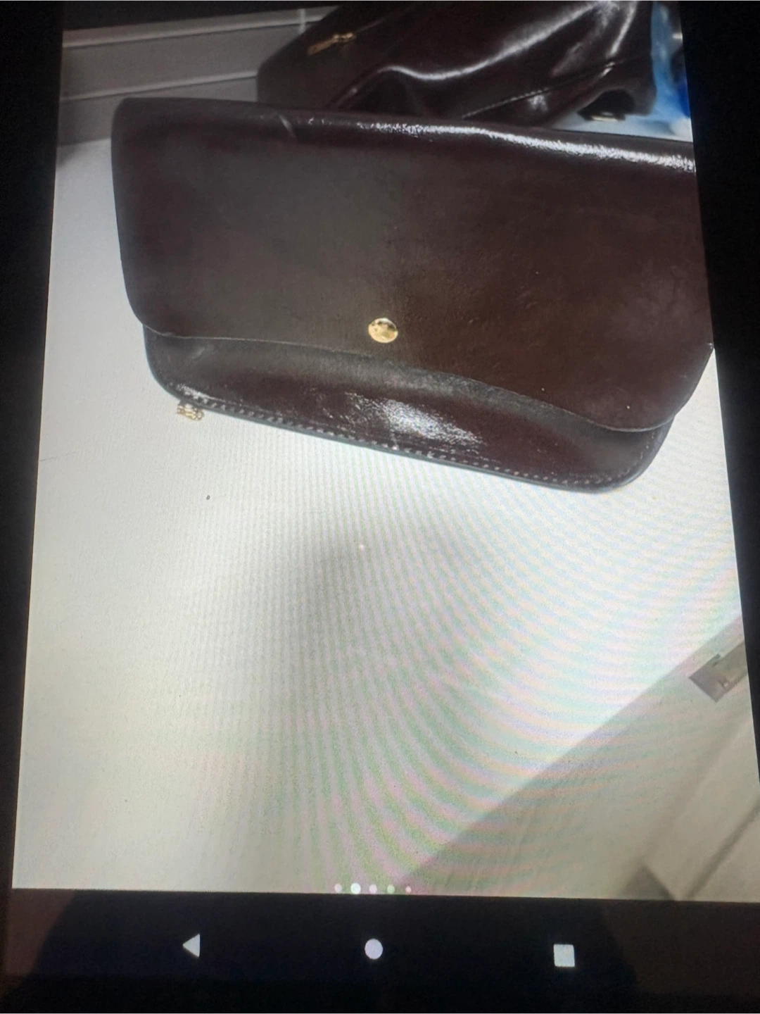 Sac à main brun avec chaîne dorée