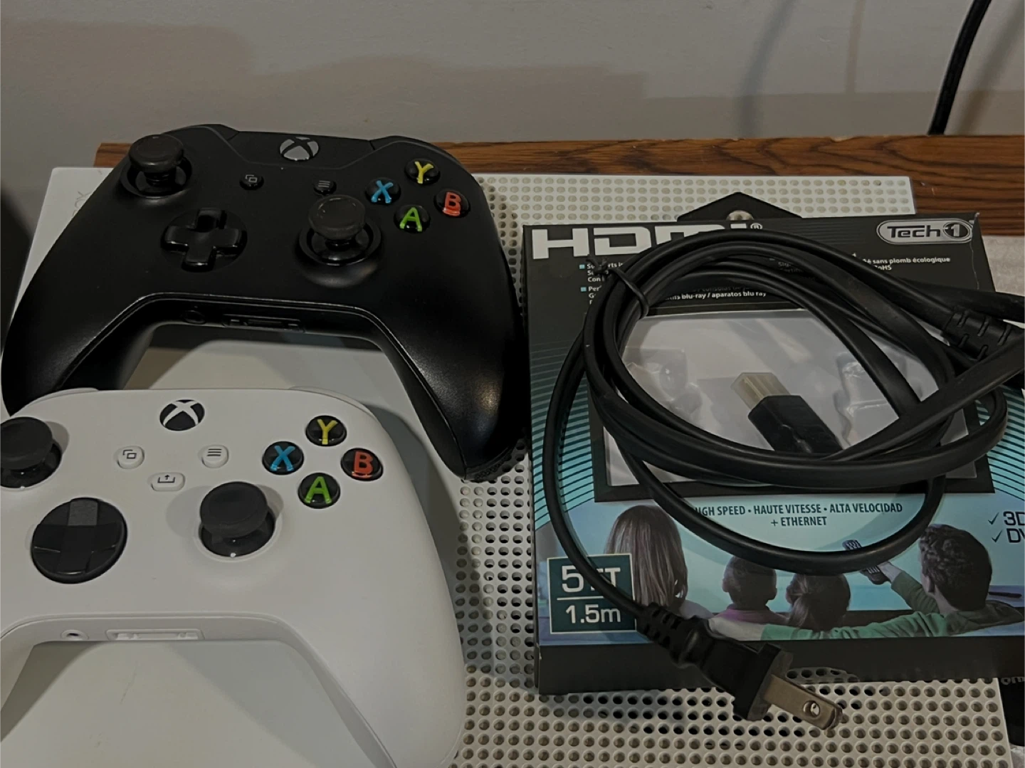 Xbox One S Bundle/ 1 Controller + free disc + HDMI