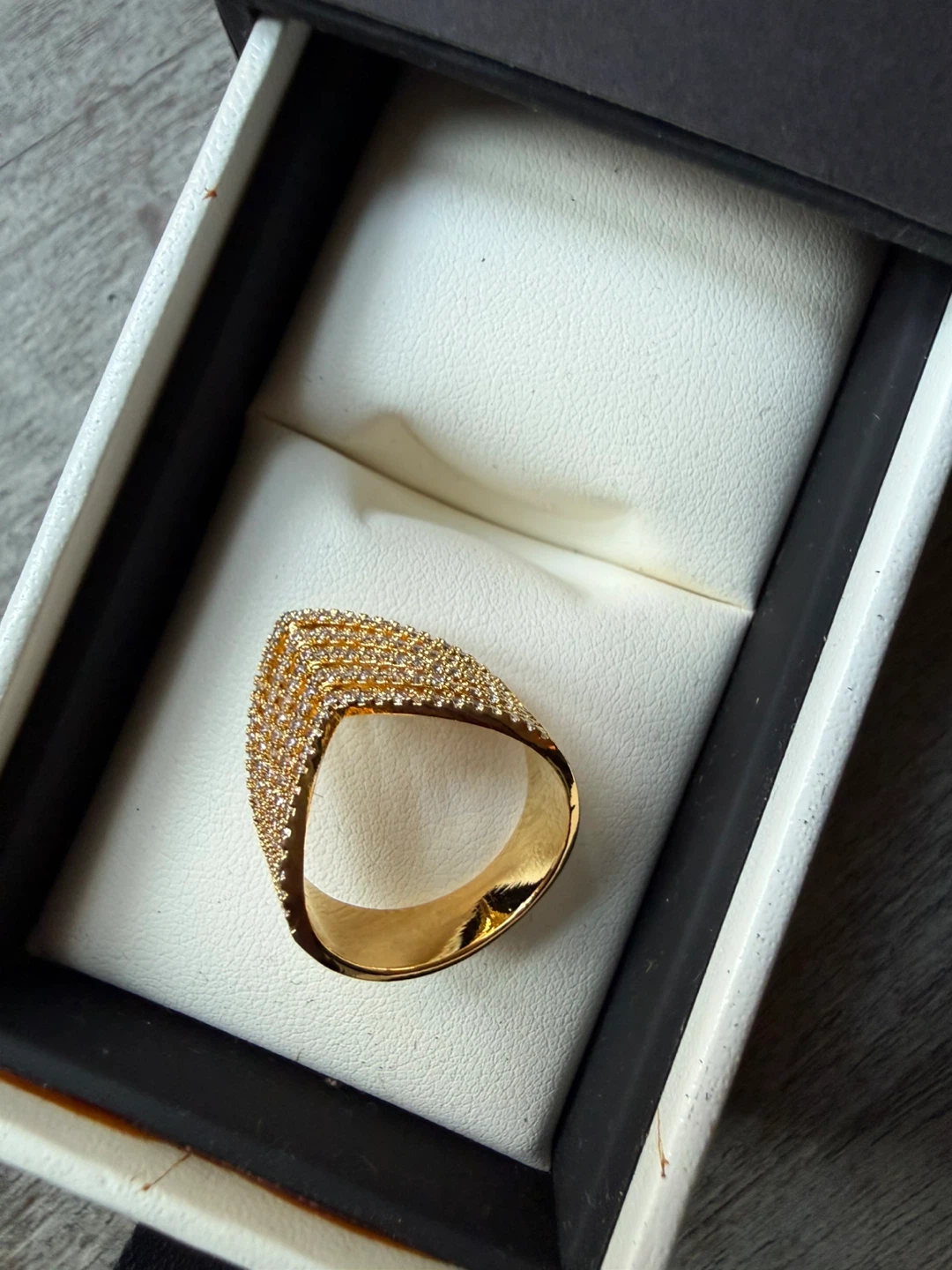 Gold-tone ring in presentation box - photo 3