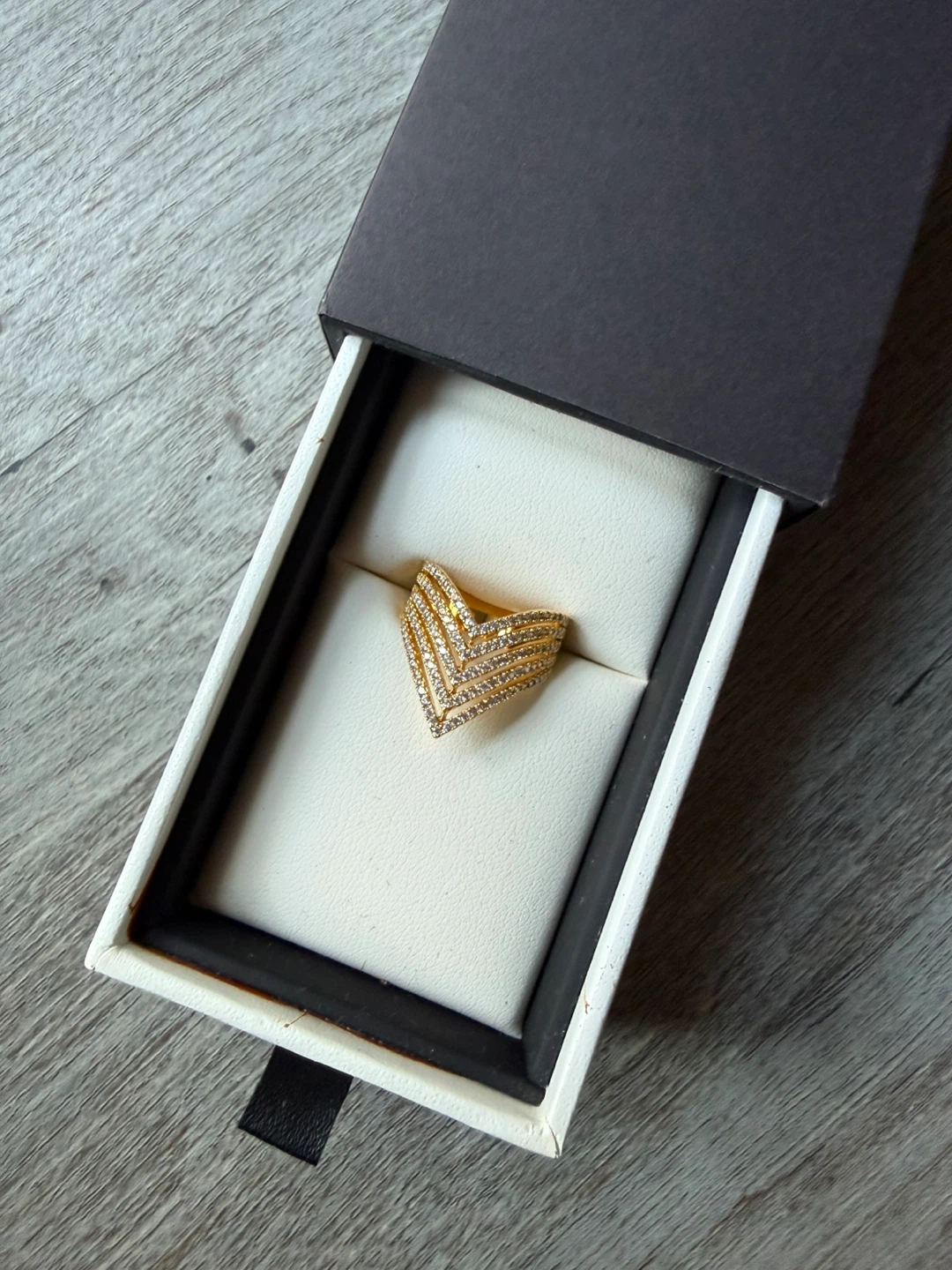 Gold-tone ring in presentation box - photo 2