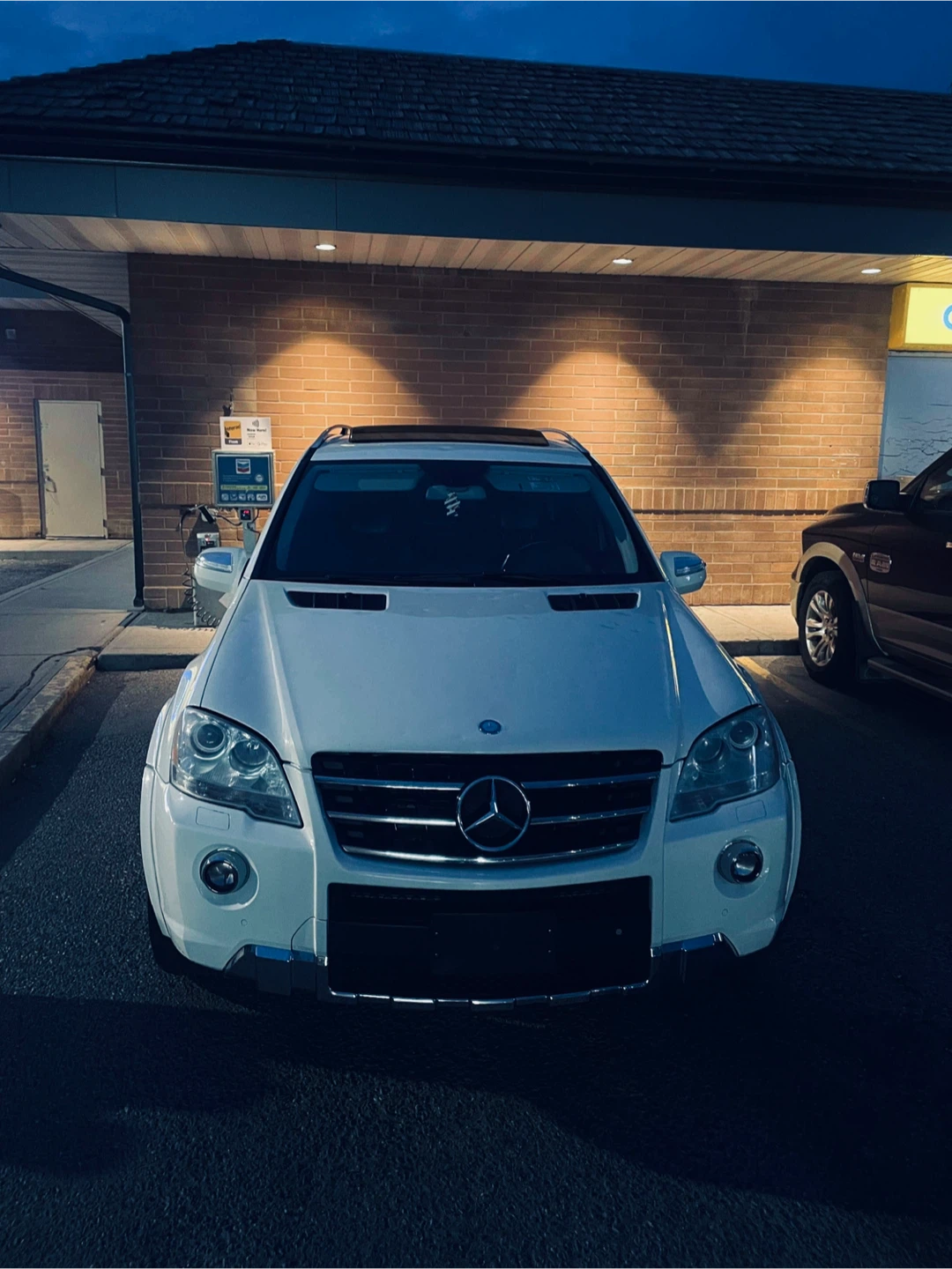White Mercedes-Benz ML63 AMG SUV - photo 2