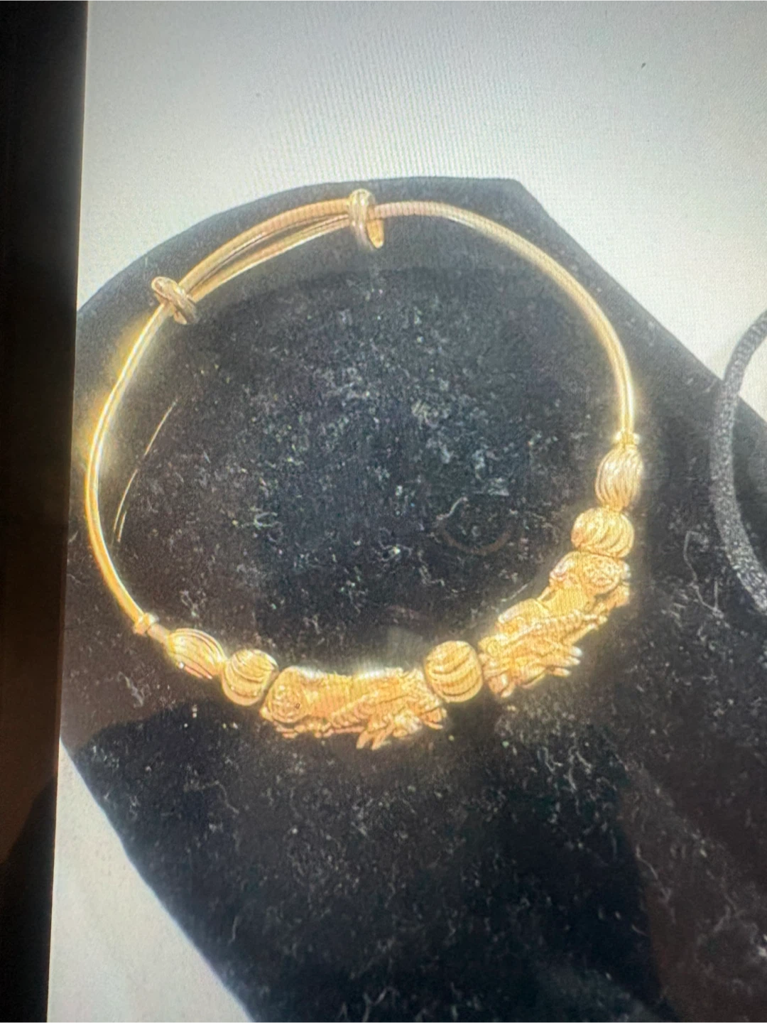 Bracelet doré ajustable avec motifs